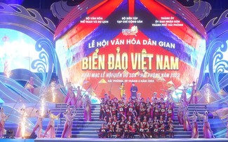 Folkloristisches kulturelles Meeres- und Inselfestival Vietnams