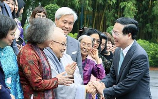 Staatspräsident Vo Van Thuong trift Vertreter des Stipendienfonds Vu A Dinh 