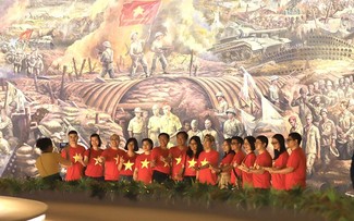 Besuch im Museum des Dien-Bien-Phu-Sieges