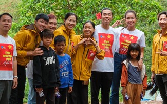 60 Künstler von Ho Chi Minh Stadt bringen Kindern in Dak Nong ein Lächeln