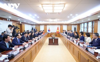 Premierminister Pham Minh Chinh führt Gespräch mit Südkoreas Premierminister Han Duck-soo