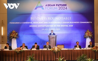 Prime Ministers of Vietnam, Laos co-chair business roundtable 