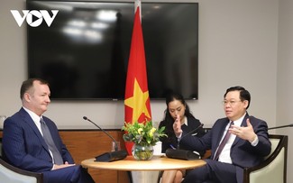 Parlamentspräsident Vuong Dinh Hue trifft britische Investoren in Vietnam