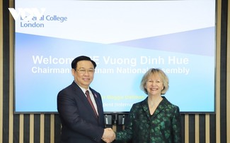 Parlamentspräsident Vuong Dinh Hue trifft Leitung von Imperial College London