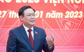 Parlamentspräsident Vuong Dinh Hue besucht legislatives Forschungsinstitut