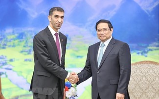 Premierminister Pham Minh Chinh will Verhandlungen über umfassende Wirtschaftspartnerschaft mit VAE rechtzeitig beenden