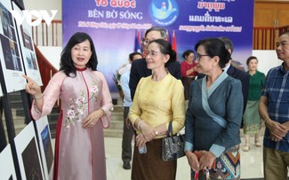 Eröffnung der Fotoausstellung zum Thema Meer und Inseln Vietnams in Laos 