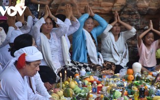 Zehntausende Menschen nehmen am Ponagar-Tempelfest teil