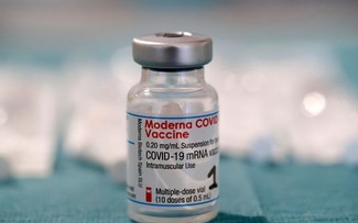 Covid-19: Moderna débute ses essais cliniques d'un rappel de vaccin contre Omicron
