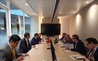 Le ministre Bùi Thanh Son achève sa visite en France et à l’OCDE