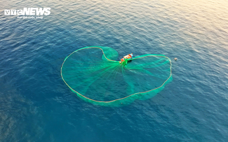 Mê mẩn mẻ lưới vẽ ‘trái tim của biển’ ở đảo Hòn Yến, Phú Yên