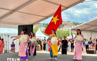 L'Ao Dài et le tourisme vietnamien brillent à la Fête consulaire de Lyon 2024