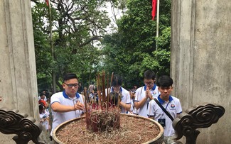 Les jeunes Vietkieu font un pèlerinage au Temple des rois Hùng