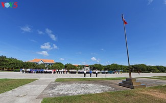 Cérémonie de salut au drapeau national à Truong Sa