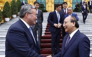 Le vice-Premier ministre et ministre kazakh des Affaires étrangères reçu par Nguyên Xuân Phuc