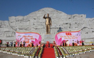 Son La: Des milliers de personnes à une fête en l’honneur du Président Hô Chi Minh 