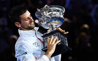 Novak Djokovic remporte l'Open d'Australie face à Stefanos Tsitsipas, son 22e Grand Chelem