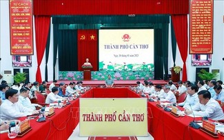Pham Minh Chinh travaille avec les responsables des localités du delta du Mékong