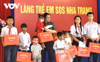 Pham Minh Chinh visite l’hôpital général de Khanh Hoà et le village SOS de Nha Trang