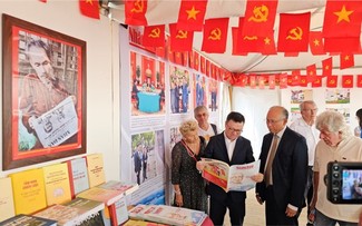 Rực rỡ sắc màu Việt Nam tại Hội báo Nhân đạo Pháp 2023
