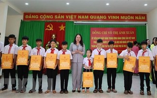 Phó Chủ tịch nước Võ Thị Ánh Xuân thăm và tặng quà tại Đắk Lắk