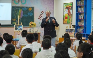 Giao lưu với Chủ tịch Quỹ Hoàng tử bé Jean-Marc Probst và dịch giả Nguyễn Tấn Đại