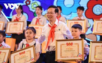 Chủ tịch nước Võ Văn Thưởng tham dự chương trình Đêm hội trăng rằm 2023 “Lồng đèn thắp sáng ước mơ” tại Bình Phước