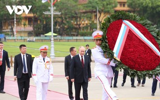 นาย วลาดีเมียร์ ปูติน ประธานาธิบดีรัสเซียเข้าเคารพศพประธานโฮจิมินห์