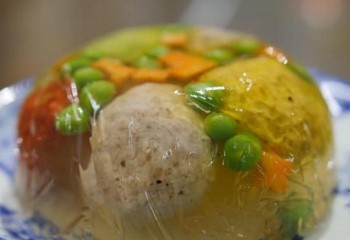 Холодец из мяса и разных видов грибов 