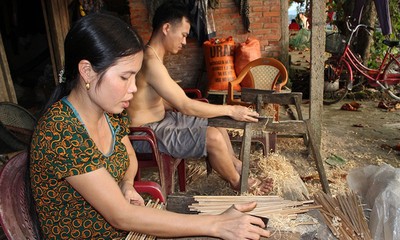 The craft village of making chopsticks from roots of areca trees in Ha Tinh