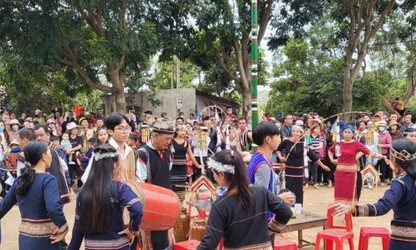 꼰허링 마을 쎄당 소수민족의 즐거운 햅쌀 축제
