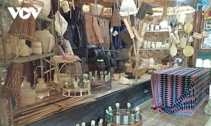 Co Tu people preserve traditional weaving 