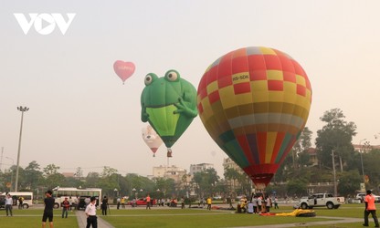 Lễ hội khinh khí cầu quốc tế thu hút hàng nghìn người dân và du khách
