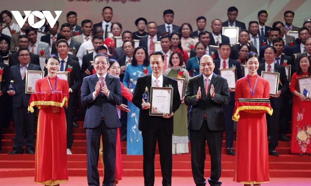 Presiden Vietnam Nguyen Xuan Phuc Hadiri Acara Memuliakan 100 Petani Terkemuka Tahun 2022