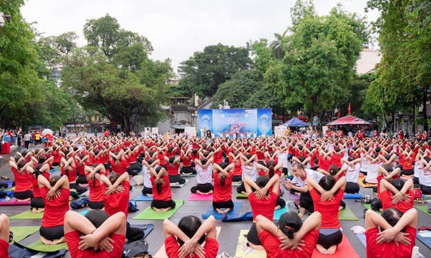 Mengiktisarkan Surat Pendengar dan Memperkenalkan Hari Yoga Internasional