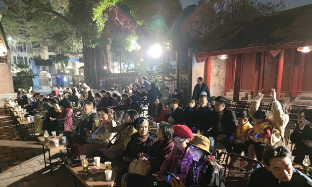 Wisatawan dengan Paket Wisata Malam di Kuil Sastra Van Mieu-Quoc Tu Giam