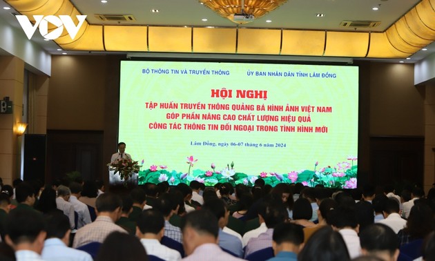 Melaksanakan dengan Baik Pekerjaan Informasi Luar Negeri untuk Menyebarkan Citra Vietnam