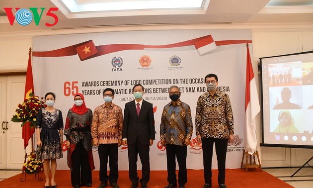 Acara menyampaikan hadiah sayembara pembuatan logo peringatan ultah ke-65 hubungan diplomatik Vietnam-Indonesia