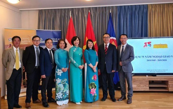 Kedubes Vietnam di Swiss, Singapura, dan Meksiko memperingati ultah ke-75 Hari Nasional dan hari berdirinya instansi diplomatik 