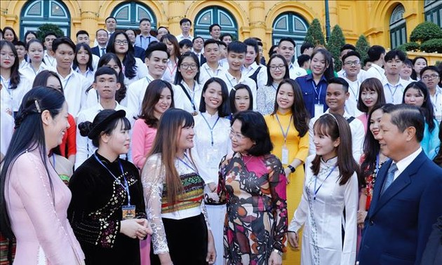 Wapres Dang Thi Ngoc Thinh mengadakan pertemuan dengan rombongan pelajar dan mahasiswa yang terkemuka di basis-basis pendidikan kejuruan 
