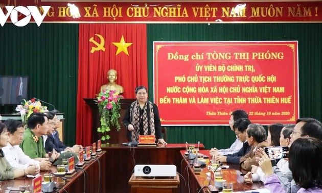 Wakil Harian Ketua MN Tong Thi Phong berkunjung dan memberikan bingkisan kepada warga di daerah banjir Provinsi Thua Thien-Hue
