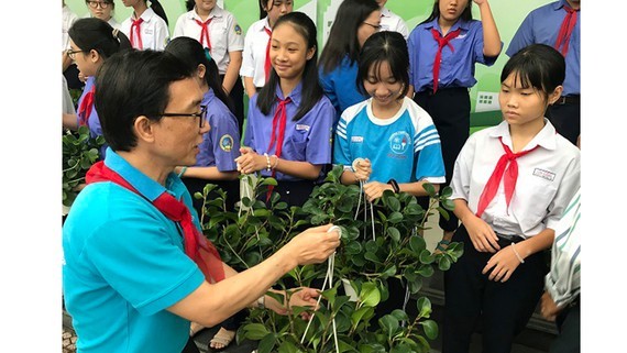Mencanangkan rangkaian aktivitas “Demi Vietnam yang hijau, bersih, dan aman untuk anak-anak”