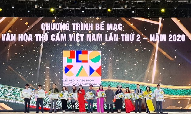 Penutupan Festival Budaya Kain Ikat Vietnam Kali ke-2 Tahun 2020