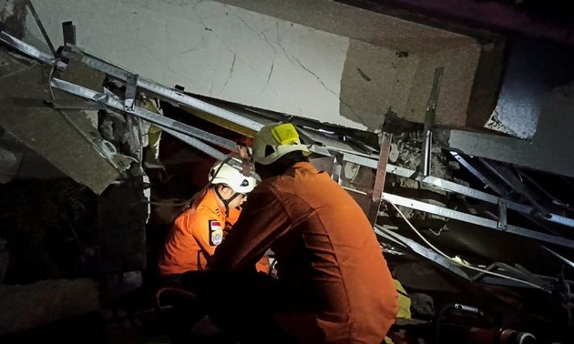 Gempa Bermagnitudo 6,2 di Indonesia: Pencarian Korban yang Tertimpa Reruntuhan 