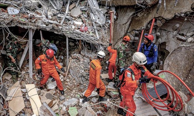 Gempa di Indonesia: Jumlah Orang Tewas Meningkat