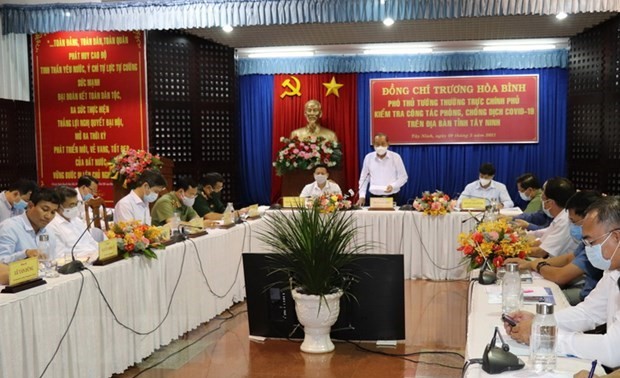 Deputi Harian PM Truong Hoa Binh Periksa Upaya Pencegahan dan Penanggulangan Wabah Covid-19 di Provinsi Tay Ninh