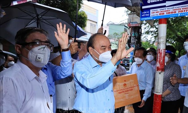 Presiden Nguyen Xuan Phuc Periksa Pencegahan dan Penanggulangan Covid-19 di Kota Ho Chi Minh