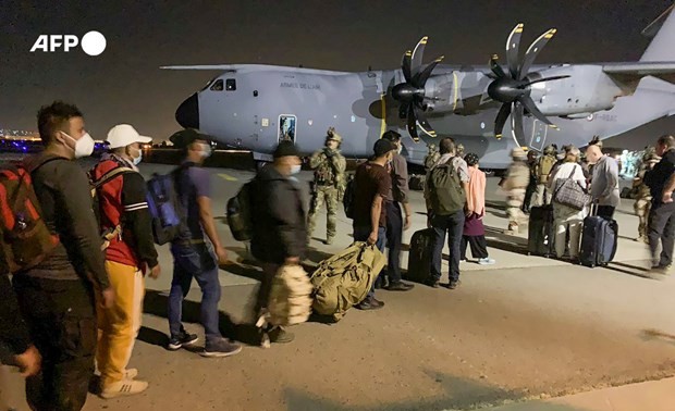 Pesawat Terbang Militer Mulai Ungsikan Diplomat dari Kabul