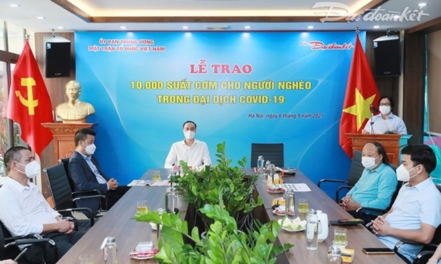 Hanoi Canangkan Program “Nasi untuk Kaum Miskin di Tengah Pandemi”