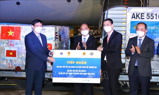 La donación extranjera de equipos médicos a Vietnam confirma los logros de la visita al exterior del jefe de Estado